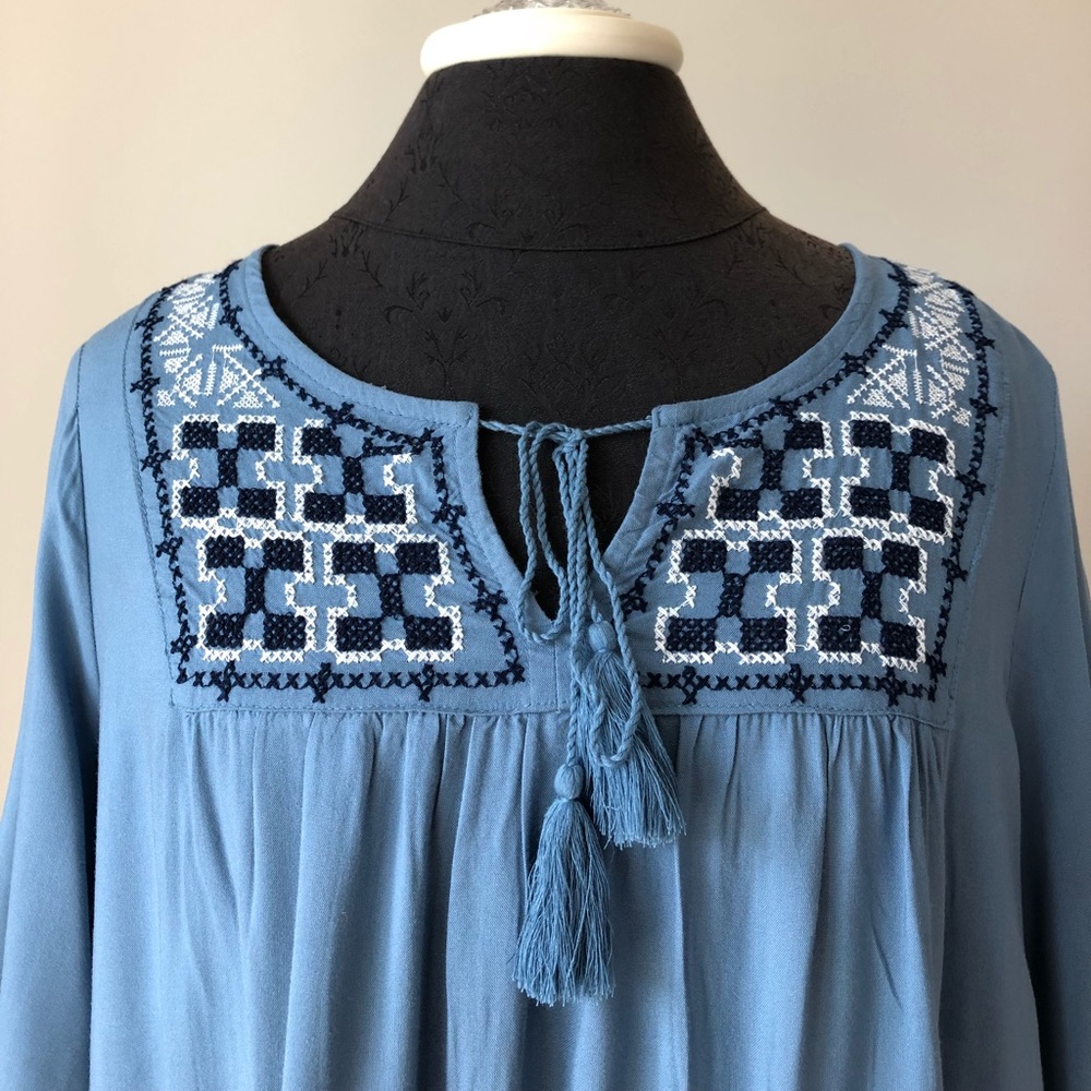 Beautiful blouse! - Picture 2 of 4